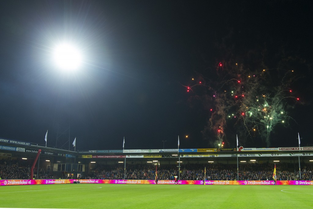 DEVENTER - Go Ahead Eagles - Sparta Rotterdam, Jupiler League, voetbal, seizoen 2015-2016, Stadion De Adelaarshorst, 02-10-2015, vuurwerk