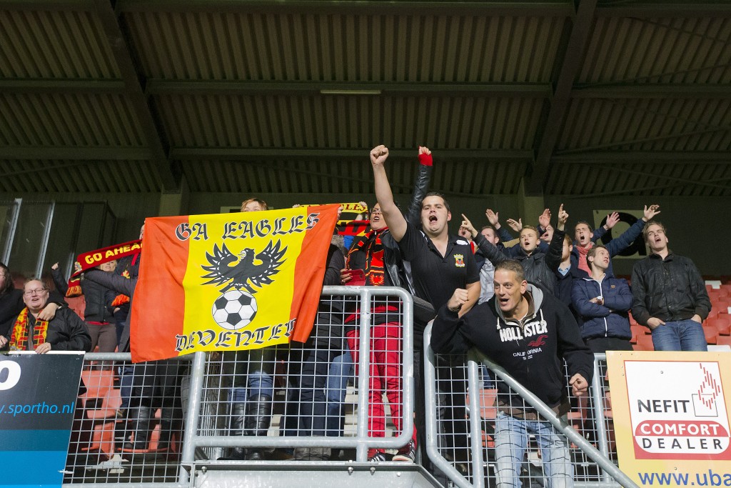 MAASTRICHT - MVV Maastricht - Go Ahead Eagles, Jupiler League seizoen 2015-2016, Stadion De Geusselt, 30-10-2015, supporters GA Eagles vieren de overwinning