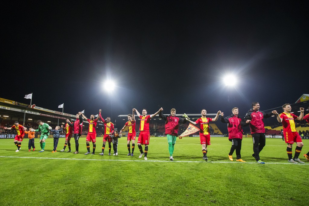 DEVENTER - Go Ahead Eagles - NAC Breda, Jupiler League, voetbal, seizoen 2015-2016, Stadion De Adelaarshorst, 29-04-2016, spelers van GA Eagles vieren de overwinning